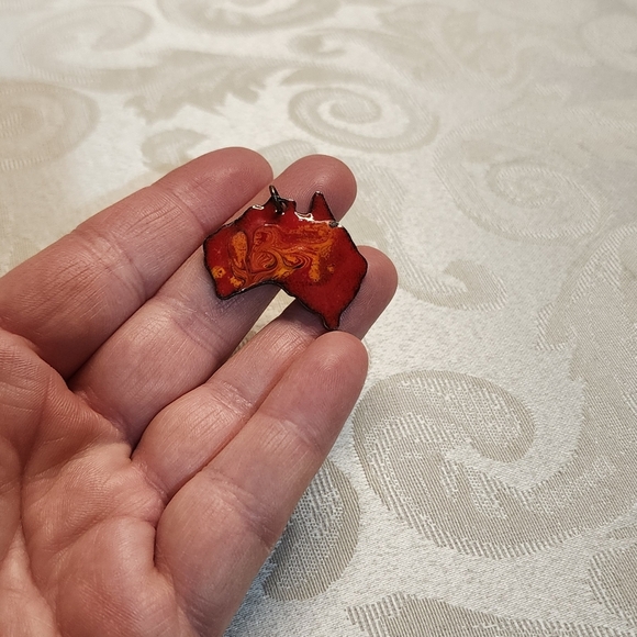 VINTAGE 80s AUSTRALIA MAP ENAMEL PENDANT – RED ORANGE COOPER ART JEWELRY - Picture 7 of 11